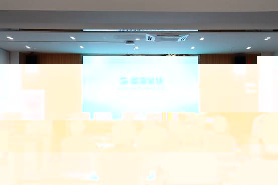 圖片包含 室内, 天花闆, 牆壁, 人員描述已自動生成